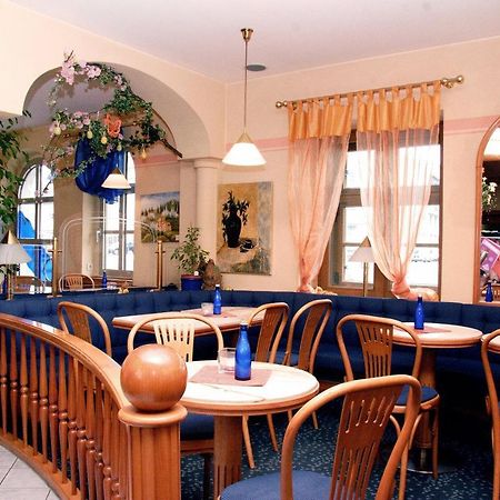 Hotel Zum Grunen Baum Plattling Buitenkant foto